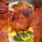 El botillo del Bierzo, servido con patatas, col y ajo frito: una preparación tradicional que ha conquistado las redes por su sabor intenso y su autenticidad.