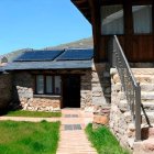 Una de las casas que conforman el alojamiento “Entre Babia y la Luna”, donde la arquitectura tradicional se adapta a la sostenibilidad sin perder su esencia.