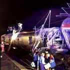 Al menos cinco personas han muerto, varias han resultado heridas y un número no precisado están atrapadas tras el descarrilamiento de dos trenes de alta velocidad en el término municipal de Adamuz (Córdoba), según han informado a EFE fuentes de la Guardia Civil.