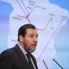Archivo - El ministro de Transportes y Movilidad Sostenible, Óscar Puente, comparece ante los medios de comunicación para trasladar información sobre actuaciones de servicio público ferroviario.