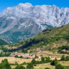 Posada de Valdeón, puerta de entrada al valle, combina la tradición rural con el acceso a uno de los entornos más espectaculares del norte de España.