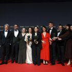 El equipo de 'Los domingos' posa con los Goyas a mejor guión original, mejor dirección y mejor película, durante la ceremonia de entrega de los Premios Goya en su 40 edición, este sábado en el Auditorio Fórum CCIB de Barcelona.
