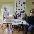 Un votante obsequia con pasteles a los integrantes de la mesa electoral de Cabañas Raras.