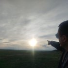 Saúl Blanco muesta el Sol en la calle Luceana, en Cantamilanos.