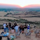 Un grupo de personas observa el eclipse desde la Sobarriba, en León.