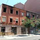 Edificio ocupado en la Avenida Doctor Fleming, en el barrio ferroviario del Crucero