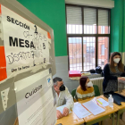 Mesa electoral en el colegio Pastorinas de León. Á. C.