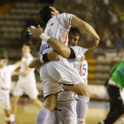 Gonzalo Carou abraza a José Mario Carrillo, autor material del pase a la fase de grupos de la Copa EHF al transfomar el penalti ante el Nexe.