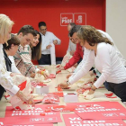 La sede del PSOE es un hervidero para organizar el merchandising. DL