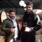 Raúl Pérez, enla bodega de Valtuille deAbajo, en compañíade su sobrinoCésar Márquez.