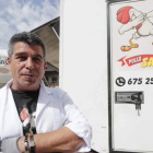 Santiago Fernández, en su negocio de comida ambulante en Cortiguera. L. DE LA MATA