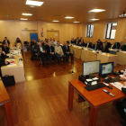 Los 16 acusados, en el centro de la sala, con los abogados que representan a las acusaciones y a las defensas en el juicio oral por el accidente de la Hullera Vasco Leonesa. RAMIRO