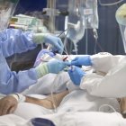 Enfermeras atienden a un enfermo de covid. LUIS TEJIDO