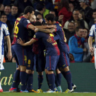 Los jugadores del Barcelona celebran su segundo gol, obra de Pedro Rodríguez, ante los jugadores del Espanyol Javi López, izquierda, y el argentino Juan Forlín.