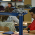 Estudiantes de la Universidad de León en la biblioteca del Campus de Vegazana.