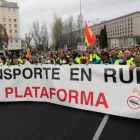 La plataforma de transportistas de mercancías que convocó el paro del sector se manifiesta en Madrid para que el Gobierno "visualice a las miles de familias" que representa el colectivo. FERNANDO ALVARADO