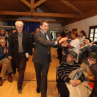 Riesco aplaude a los alumnos de Asprona, junto a Salgado.