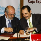 Santos Llamas y José Rolando Álvarez, ayer durante la firma del convenio.