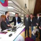 El consejero de Fomento de la Junta, en el transcurso de la visita a uno de los stands de la feria.