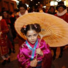 Un cortejo de carnavaleros se paseó ayer por las calles de La Bañeza, adelantando los desfiles de lo