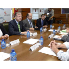 Antonio Silván, junto a la consejera cántabra, Blanca Azucena Martínez, y el director del Parques Nacionales, Basilio Rada.
