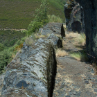 Detalle de un tramo de uno de los canales romanos en Llamas de Cabrera. DL