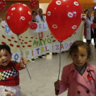 Personal sanitario, familias y niños participan en el lanzamiento de besos en el Hospital de León. JESÚS F. SALVADORES