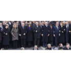 Los líderes mundiales formaron parte de la gran manifestación que reunió en París a millón y medio de ciudadanos en repulsa del terrorismo yihadista. Mariano Rajoy se localiza el primero por la izquierda, en compañía del primer ministro británico, David C