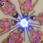 Las gimnastas del Ritmo, con Carolina Rodríguez a la cabeza, posan con las mazas luminosas.