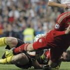 Arjen Robben cae ante el guardameta del Madrid Iker Casillas durante el encuentro correspondiente a la vuelta de la semifinal de la Liga de Campeones.