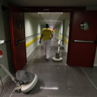Efectivos del servicio de limpieza del hospital