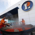 Preparación de la pimentada, ayer. JESÚS F. SALVADORES