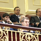 Herrera, a la derecha, ayer en el Congreso de los Diputados. RAQUEL P. VIECO