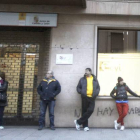 Personas desempleadas hacen cola en la oficina ECYL de la calle Ramón y Cajal.