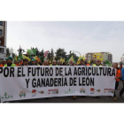 Todos los representantes de las organizaciones agrarias de León sostienen la pancarta principal de la tractorada que recorrió León el 28 de febrero de 2020. RAMIRO