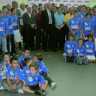 Los niños del Huracán junto a su dirigente De la Riva y el presidente del fútbol leonés Tino.