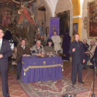 Un momento de la subasta efectuada ayer en la capilla de la cofradía