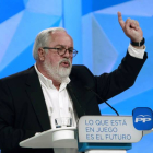 El candidato del PP en las elecciones europeas Miguel Arias Cañete durante un mitin celebrado en el Teatre Musical de Barcelona .