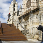 Diego Soto graba a Héctor  Guerra en las escaleras junto a la Catedral. El objetivo es conseguir imágenes impactantes que llamen la atención del público que sigue los deportes urbanos en las redes sociales de youtube y vimeo.