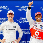 Lewis Hamilton, a la derecha, deja fuera de Mercedes al campeonísimo Michael Schumacher.