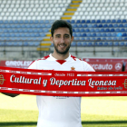 El lateral izquierdo Ángel García fue presentado como nuevo futbolista de la Cultural en el estadio Reino de León. Procede del Real Valladolid. MARCIANO PÉREZ