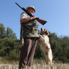 Un cazador con su perro.