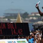 Bolt celebra, con las zapatillas en la mano, su triunfo incontestable en Río de Janeiro.