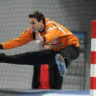 El meta Vicente Álamo realiza una acción espectacular durante un partido.