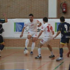Omar controla el balón en presencia de dos contrarios.