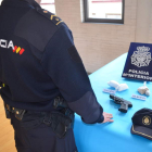 Imagen facilitada por la Policía Nacional con las bolsas de droga y la pistola de simulación. DL