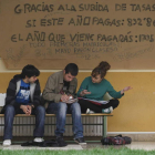 Alumnos en el campus de la Universidad de León.