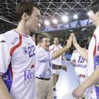 Cadenas se saluda feliz al finalizar el partido con el ruso Tatarintsev.