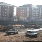 Las máquinas, ayer trabajando junto al canal y la calle Esteban de la Puente, para hacer otro párking, en suelo de uso para jardines. L. DE LA MATA