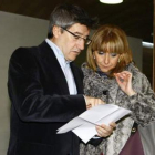 Francisco Fernández conversa con Mª Eugenia Gancedo antes de iniciar la rueda de prensa.
